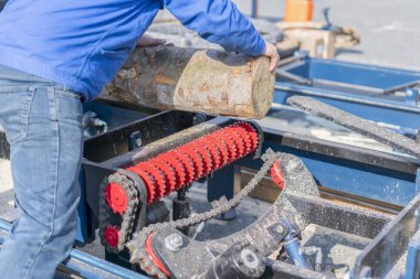 İşçi bir ağaç işleme Kurumsal çalışır. Ağaç Sanayi.