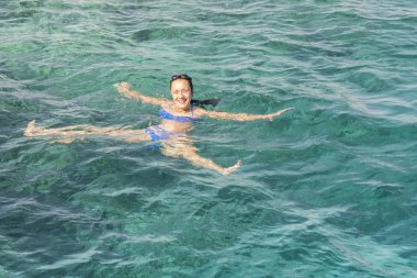 Güzel kız tropikal Adası'nda yüzme. Denizde yüzme kadın. kopya alanı