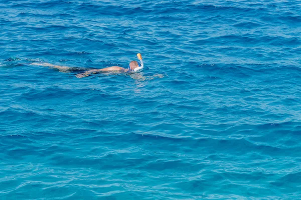 Mann Mit Schnorchelmaske Und Schnorchel Meer Schnorcheln Schwimmen Urlaub Touristen — Stockfoto