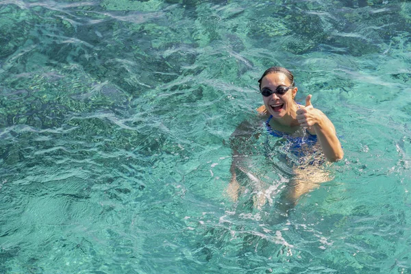 Mujer Joven Feliz Traje Baño Azul Mar Vacaciones Espacio Copia — Foto de Stock