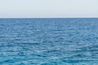 Mavi deniz arka plan. Güzel gökyüzü ve mavi okyanus ya da deniz. Mavi deniz yüzeyi dalgalar ile