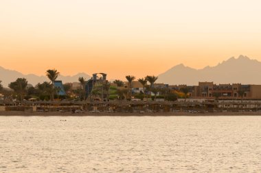 Güzel gün batımı deniz üzerinde. Dağlar ve deniz üzerinde gündoğumu