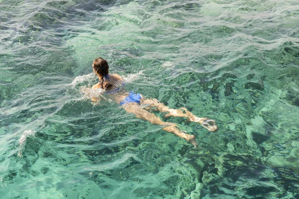 Mujer disfrutar de nadar en el mar. Mujer joven nada en el mar. La chica deportiva nada en el mar . — Foto de Stock