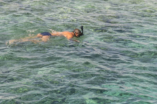 Hombre con máscara de snorkel tuba y snorkel en el mar. Buceo, natación, vacaciones. Los turistas se dedican a bucear en mar abierto. Vacaciones en el balneario . — Foto de Stock