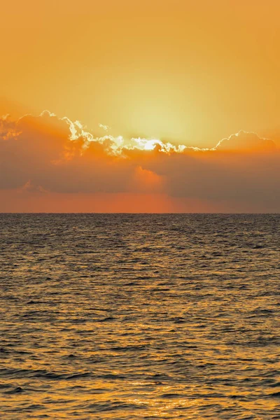 Amanhecer colorido sobre o mar, pôr-do-sol. Belo pôr do sol mágico sobre o mar. foto vertical . — Fotografia de Stock