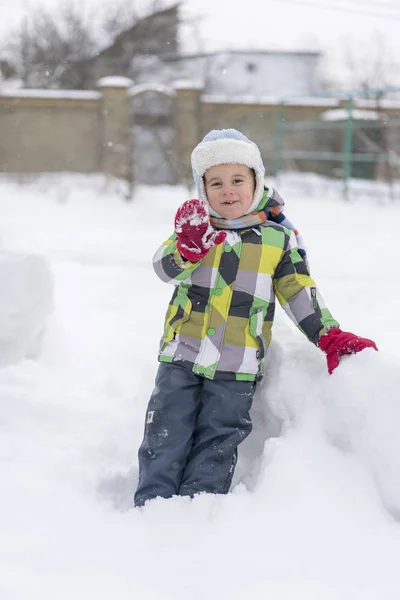 Chłopiec Dziecko Grając Śniegu Dziecko Bawi Się Śniegu Zimie Toddler — Zdjęcie stockowe