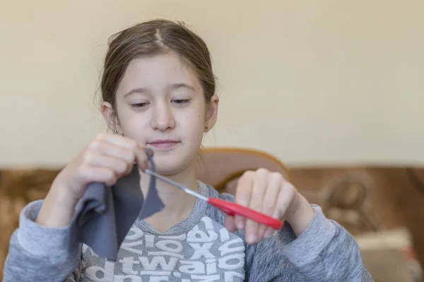 Menina Envolvida Bordados Menina Com Tesoura — Fotografia de Stock