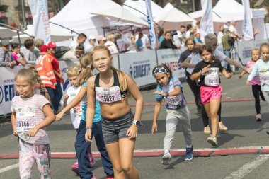 Ukrayna, Kiev, Ukrayna 09.09.2018 çocuğun yarış sokakta. Sağlıklı yaşam teşviki. Çocuk spor teşviki.
