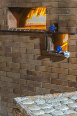 Tuğla fırın ekmek için. Yemek ve pizza ve ekmek pişirme için geleneksel bir fırın. dikey fotoğraf