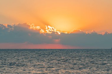 Denizin üzerinde renkli bir şafak, Sunset. Güzel sihirli gün batımı denizin üzerinde