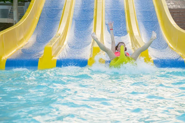 Kız Sürgülü Parkı Aqua Park Slaytta Aşağı Kayan Kadın — Stok fotoğraf