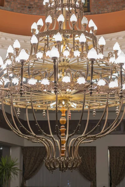 Huge Chandelier Hall Chandelier Decoarted Ceiling Ballroom Vertical Photo — Stock Photo, Image