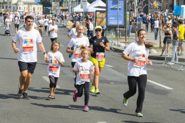 Ukrayna, Kiev, Ukrayna 09.09.2018 sporcular ve Amatör çalıştırıyorsunuz. İnsanlar içinde çalışan nişanlandık. Sağlıklı yaşam teşviki. Ebeveynler ve çocuklar bir maraton koşmak