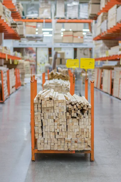 Empilhe Barras Madeira Novas Nas Prateleiras Dentro Jarda Madeira Serrada — Fotografia de Stock