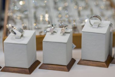 Elmas nişan halkaları bir kuyumcu dükkanı görüntüleme. Seçilen odak