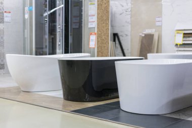 Yapı Market banyoda. banyo sıhhi tesisat deposunda. Dükkanı banyoları. Sıhhi tesisat. Yeni Hamam. Güzel dövme bacaklar banyo
