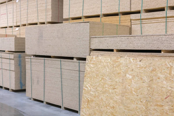 Kereste osb, kontrplak, mdf, Proje paneli ABD'de donanım mağazasında. Ahşap çubuklar, yonga levhaları, sterlingboard kereste ev geliştirme perakendeci içinde raflarda. Müşteri alışveriş