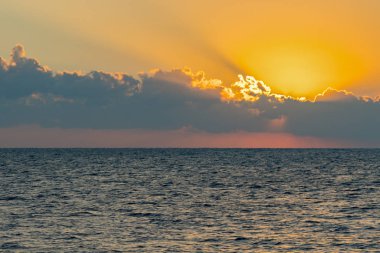 Denizin üzerinde renkli bir şafak, Sunset. Güzel sihirli gün batımı denizin üzerinde