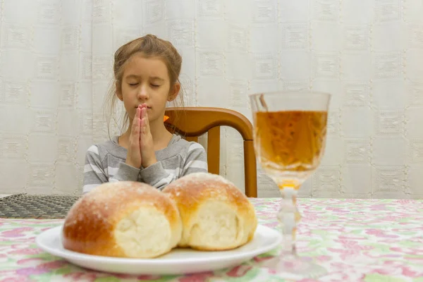 Дитина Молиться Купують Мало Єврейських Суботи Єврейських Дітей Столом Суботній — стокове фото