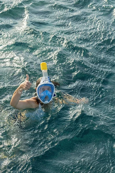 Giovane Donna Che Snorkeling Trasparente Poco Profondo Giovane Donna Fare — Foto Stock