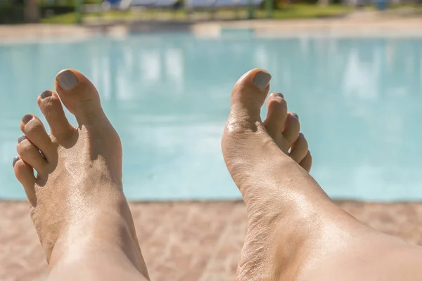 Vackra Solbrända Ben Närbild Kvinnliga Ben Med Pool Bakgrunden Vackra — Stockfoto