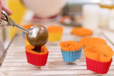 Çikolatalı kek yakın çekim tablo hazırlanması işlemleri. Kadın çikolata Muffins pişirme. Yatay