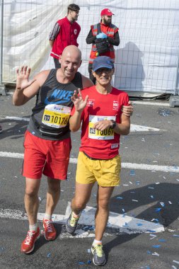 Ukrayna, Kiev, Ukrayna 09.09.2018 iki mutlu sporcular maraton sonra. İnsanlar içinde çalışan nişanlandık. Sağlıklı yaşam teşviki. dikey fotoğraf