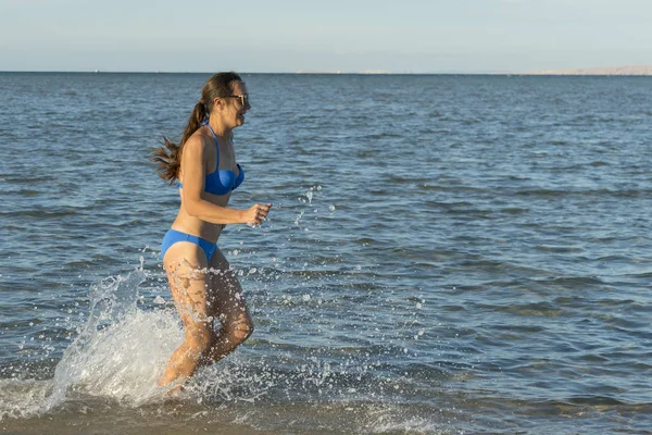 Сексуальна Молода Брюнетка Або Дівчина Бікіні Біжить Через Серфінг Пустельному — стокове фото