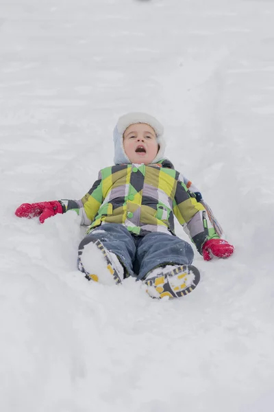 Mały Chłopiec Dziecko Bawi Się Śnieg Zabawy Leżącego Snowy Pole — Zdjęcie stockowe