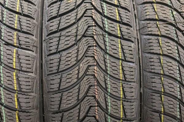 새로운 타이어가 부스에서 판매입니다 타이어 선반에 새로운 자동차 타이어 — 스톡 사진