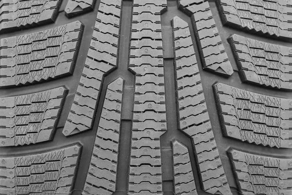 ストア ブースで販売のための新しいタイヤ 冬タイヤのトレッド 棚の上のブランドの新しい車のタイヤ バック グラウンド — ストック写真