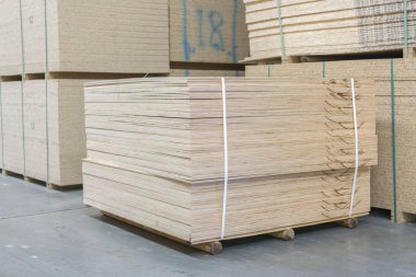 ahşap ambarda. Palet nalburdan kurulları ile. Panoları Yapı Market Paketli. İnşaat malzemeleri. Ahşap inşaat ve onarım için çeşitli ambar