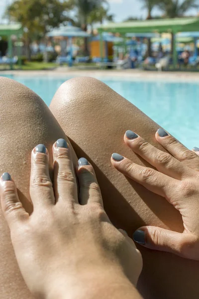 Mooie Jonge Slanke Vrouw Benen Zonnebaden Bij Het Zwembad Meisje — Stockfoto