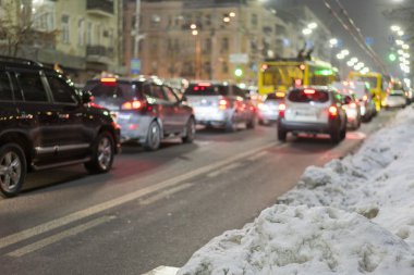 Gece yol kentin ışıkları otomobillerin trafik sıkışmaları. Şehir trafiğinde kış