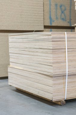 Ahşap ambarda. Donanım mağaza kurulları ile paletler.