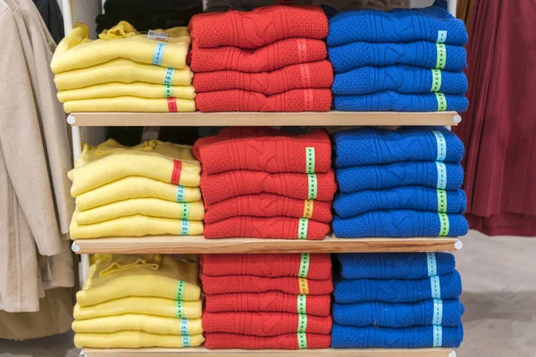 Bonitas Pilas Ropa Doblada Los Estantes Tienda Camisa Plegable Color — Foto de Stock