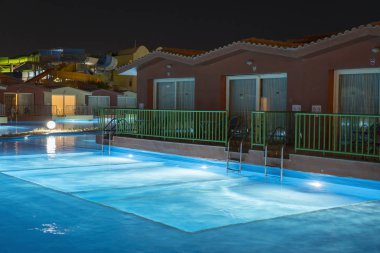 Hurghada, Mısır - 19 Kasım 2018: lüks resort gece görünümü, havuzlu.