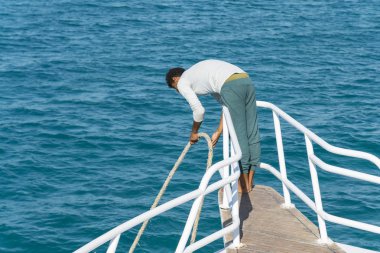 Hurghada, Mısır - 19 Kasım 2018: tekne çapayı yükselterek adam.