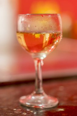 Şarap kadehi üzerinde arka plan bulanık. Cam masa üzerinde beyaz şarap ile. kopya alanı. dikey fotoğraf