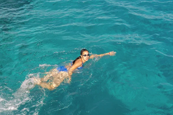 Una Nuotatrice Che Nuota Striscia Nel Mare Blu Donna Che — Foto Stock