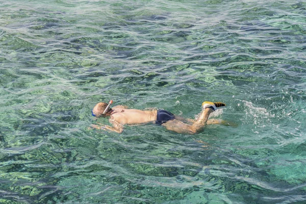 Мужчина Маске Трубкой Трубкой Море Ныряние Маской Плавание Отдых Туристы — стоковое фото