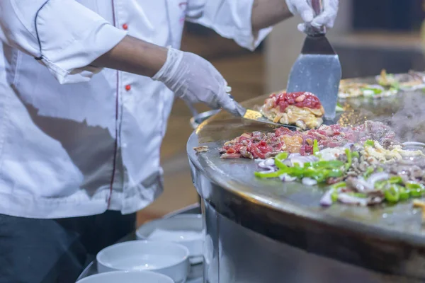 Кухар Ресторані Смажить Їжу Великій Залізній Печі — стокове фото