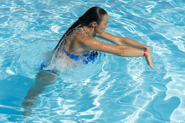 Wanita Menyelam Kolam Renang — Stok Foto