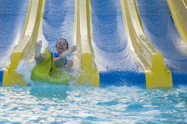 Schönes Mädchen Das Eine Wasserrutsche Reitet Glückliche Frau Die Der — Stockfoto