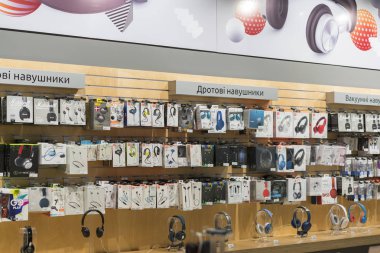 Kiev, Ukrayna - 15 Ocak 2019: Kulaklık mağaza. Stand alışveriş merkezinde modern kulaklık. 
