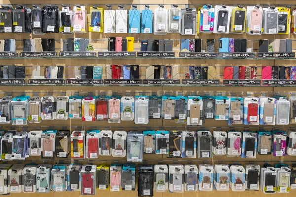 Kiev, Ukrayna - 15 Ocak 2019: Kulaklık mağaza. Stand alışveriş merkezinde modern kulaklık. 