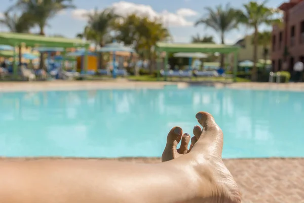 Schöne Gebräunte Beine Nahaufnahme Weiblicher Beine Mit Einem Swimmingpool Hintergrund — Stockfoto