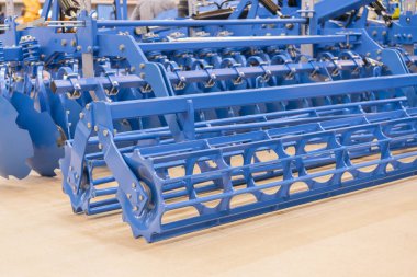 Tarım makineleri-Zemin işleme için. Tarım makineleri modern modellerin yeni. dikey fotoğraf. Yeni tarım aletleri