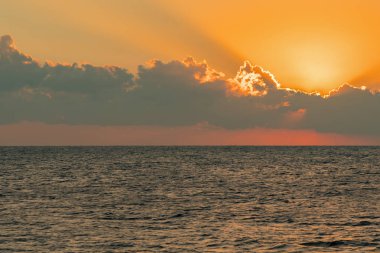 Denizin üzerinde renkli bir şafak, Sunset. Güzel sihirli gün batımı denizin üzerinde