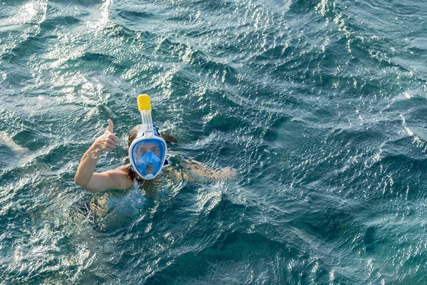 Giovane Donna Che Snorkeling Trasparente Poco Profondo Giovane Donna Fare — Foto Stock